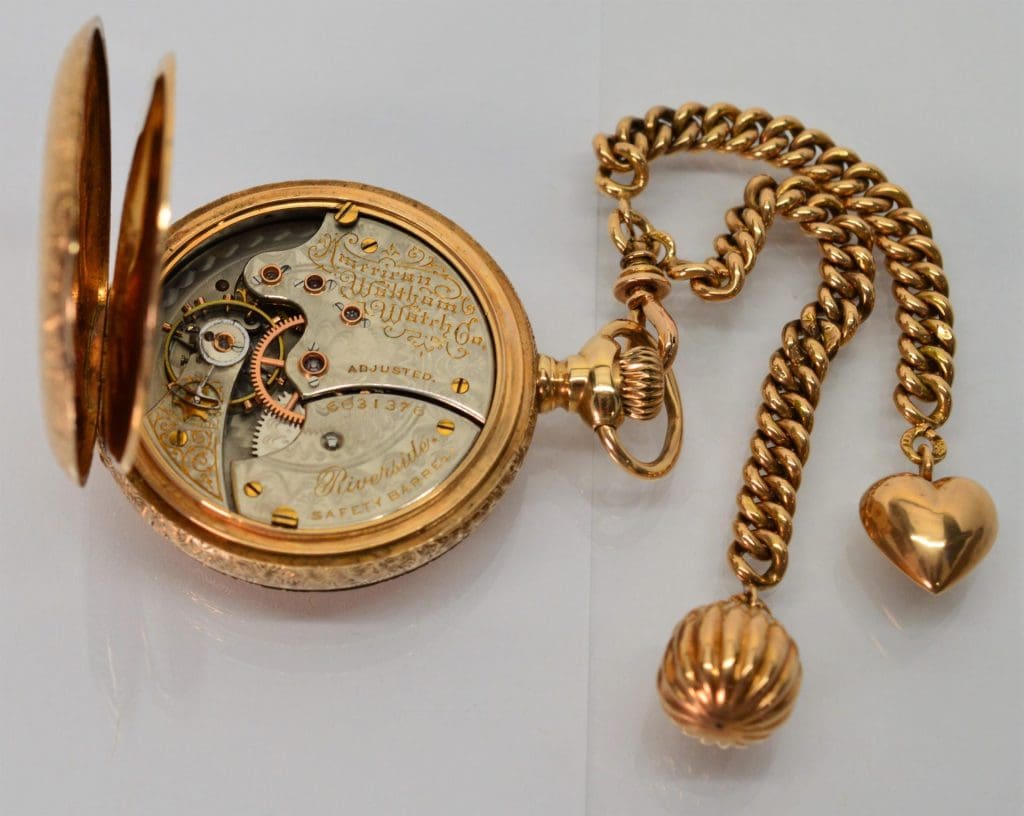 นาฬิกาพ็อกเก็ตอเมริกันกับยุโรป: การศึกษาเปรียบเทียบ 6 - watchmuseum.org นาฬิกาพก Waltham American Riverside พร้อม Fob และ Charms 7